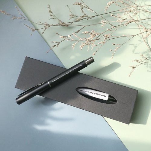 【絕版出清，售完不補】北科大校名草寫輕巧原子筆_迷霧黑/珍珠白(手工盒需另加購)