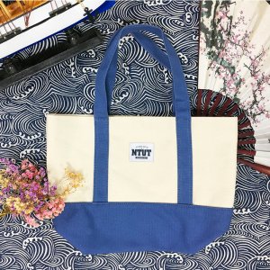 【團購商品，10個起做】NTUT美式大字簡約生活布標撞色拼接托特包_藍